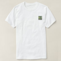 動きの中—胸のプリントTシャツ