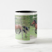 "動きの力"の   アルバータの野生の馬 マグカップ (中央)