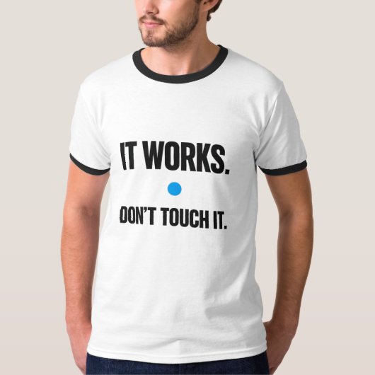 動くんだから触るな – プログラマーTシャツ Tシャツ (正面)
