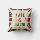 動揺してな英国国旗のカップルの名前の結婚祝い クッション (裏面)
