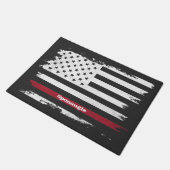 動揺して米国国旗の赤ストライプいパーソナライズされた名D ドアマット (アングル)