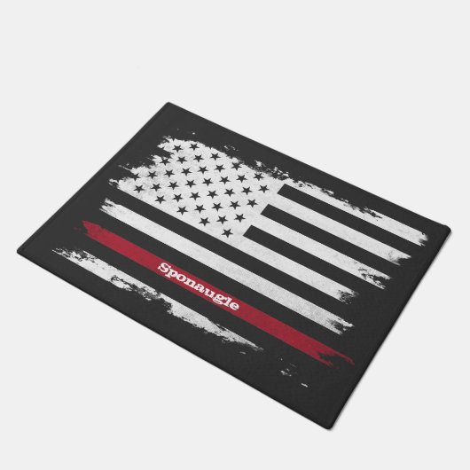 動揺して米国国旗の赤ストライプいパーソナライズされた名D ドアマット (アングル)