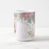 動揺して色鮮やかな赤のバラ書ズの紙 コーヒーマグカップ (中央)