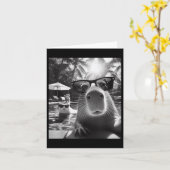 動物おもしろいスイミングプールCaとのCapybara Selfie カード (黄色い花)