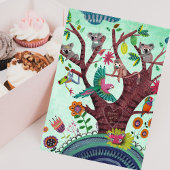 動物のコアラの誕生日を持つ熱帯の緑の木 カード