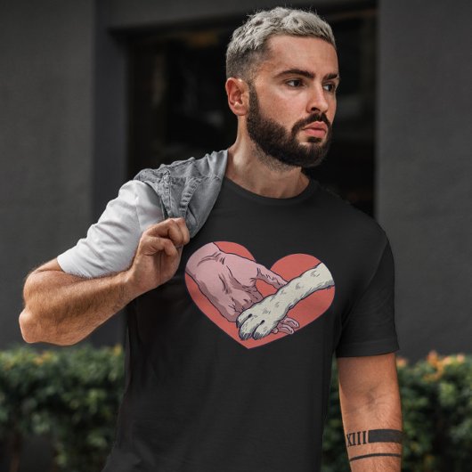 動物の手と人間の手のハート Tシャツ