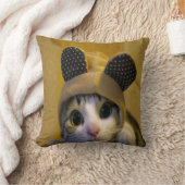 動物の耳の服を着るの大きい目を持つかわいい猫 クッション (ブランケット)