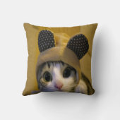 動物の耳の服を着るの大きい目を持つかわいい猫 クッション (裏面)