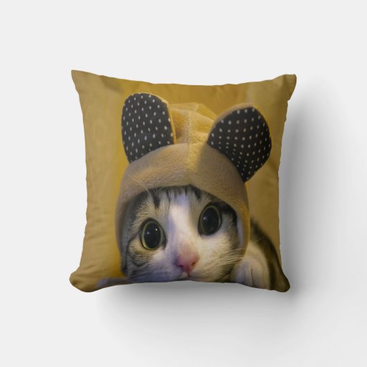 動物の耳の服を着るの大きい目を持つかわいい猫 クッション (正面)