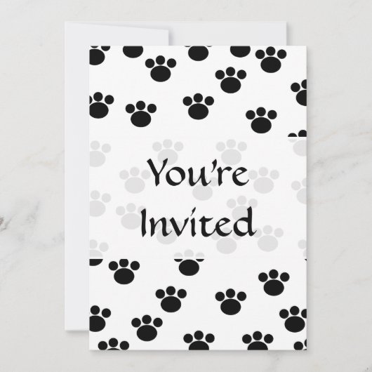 動物の足のプリントパターン。 白黒。 招待状 (正面)