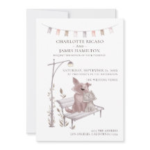 動物をテーマにしたベンチに乗った猫と結婚犬