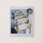 動物園で氷に浮かぶペンギン6歳、イワシの魚 ジグソーパズル (縦)