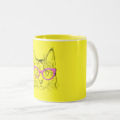 動物愛好家 |かわいい黄色い猫のピンク色がめがね ツートーンマグカップ (正面右)