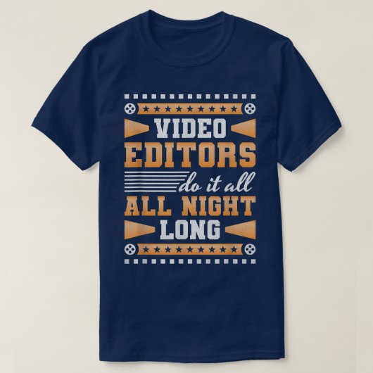 動画編集者が徹夜で映画編集 Tシャツ (デザイン正面)