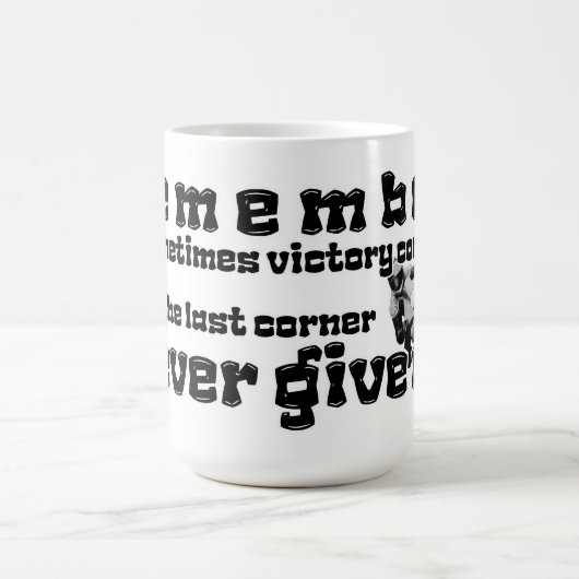 勝利の最後のコーナーで、決してテキストを上与えにしない コーヒーマグカップ (中央)