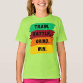 勝利へのモチベーションを高めるスローガン「トレーニング、戦い、努力、勝利」 Tシャツ (正面)