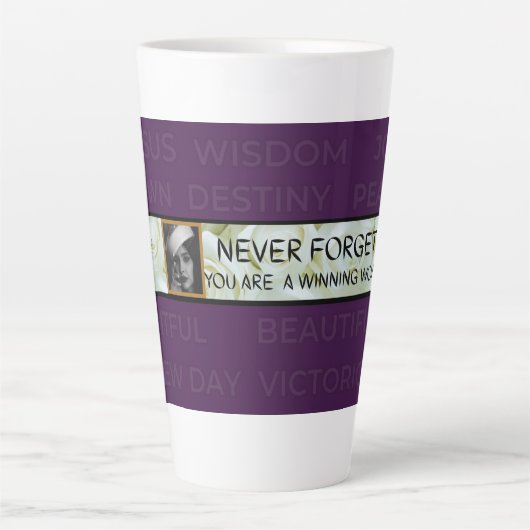 勝利を収めた女性のジャムマグカップ カフェラテマグ (正面)