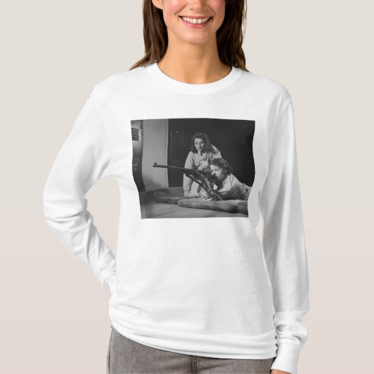 勝利隊のライフルの射撃術で訓練している女の子 Tシャツ (正面)