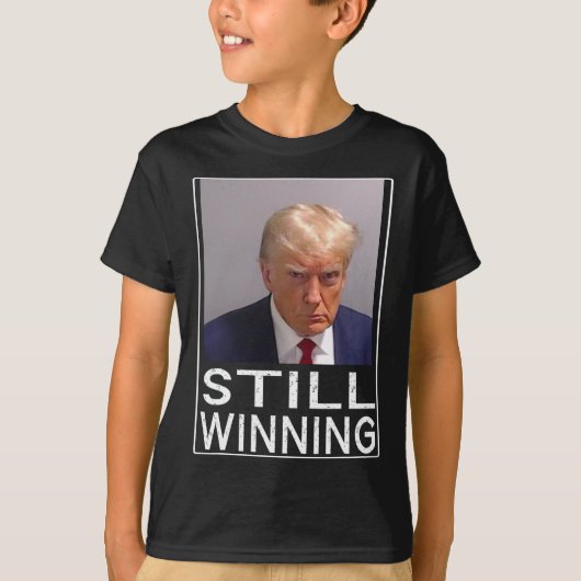 勝利 – トランプおもしろいマグショット – トランプマグショット Tシャツ (正面)