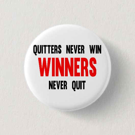 勝者は決して勝たないやめ 缶バッジ (正面)