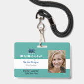 勤務先の写真名ロゴ情報、ティール（緑がかった色）、白 バッジ (正面（ネックストラップ付）)