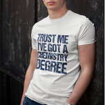 化学おもしろい卒業化学研究科ユーモア Tシャツ<br><div class="desc">私は化学学位を得持っている。物質おもしろいと実験の勉強で働く科学者のための化学者の卒業贈り物。青カッコいい色で科学科を卒業。</div>