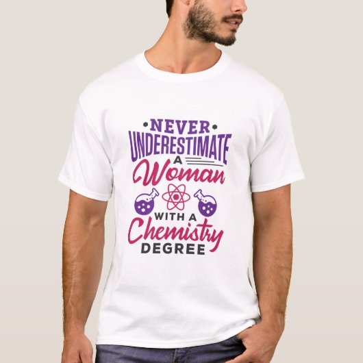 化学学位を持つ女性を決して過小評価しない Tシャツ (正面)