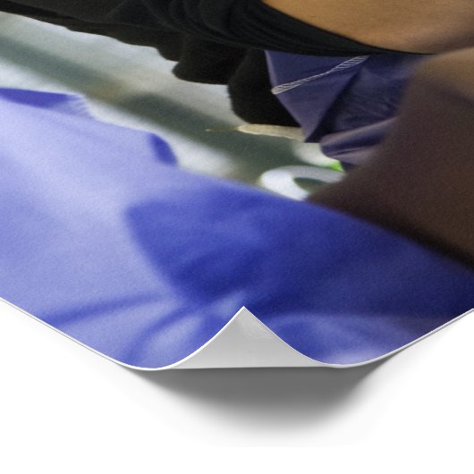 化学実験室で実験を行う学生 ポスター (角)