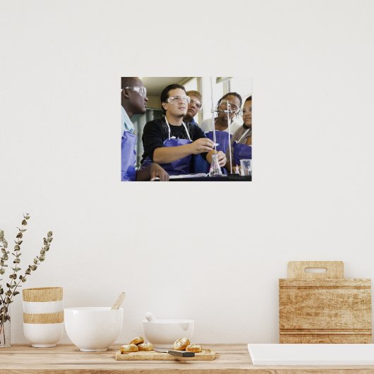 化学実験室で実験を行う学生 ポスター (キッチン)