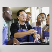 化学実験室で実験を行う学生 ポスター (正面)