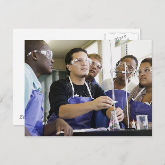 化学実験室で実験を行う学生 ポストカード (正面/裏面)