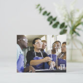 化学実験室で実験を行う学生 ポストカード (スタンド正面)