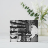 化学研究所の女性、1910年代 ポストカード (スタンド正面)