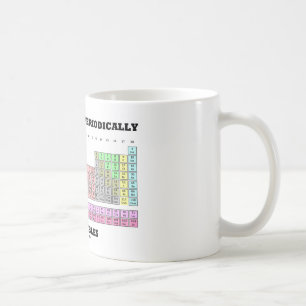 化学者はテーブルとのそれを周期的にします コーヒーマグカップ