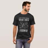化石ハンターのサメ歯の贈り物 Tシャツ (正面フル)