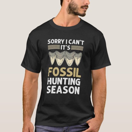 化石狩りの季節の化石も無理だ Tシャツ (正面)