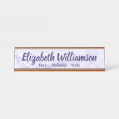 化粧の美容師のモダンな紫色の大理石のモノグラム デスクネームプレート (正面)