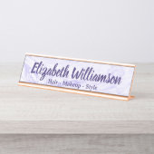 化粧の美容師のモダンな紫色の大理石のモノグラム デスクネームプレート (正面)