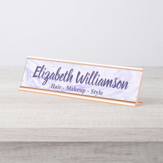 化粧の美容師のモダンな紫色の大理石のモノグラム デスクネームプレート (正面)