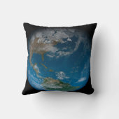 北と南アメリカをフィーチャーしたフルアース。 クッション (裏面)