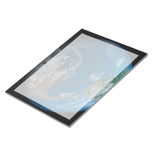 北と南アメリカをフィーチャーしたフルアース。 ノートパッド (アングル)