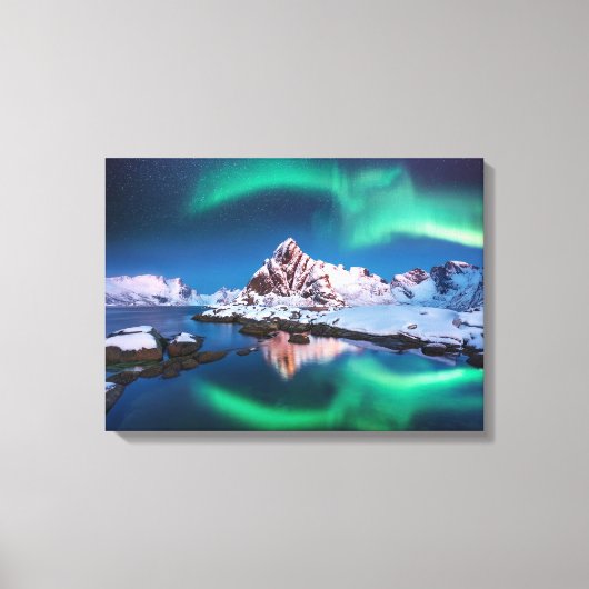 北の光と雪が山々を覆った キャンバスプリント (正面)