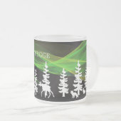 北の光を持つ白いヒゲ北欧の森 フロストグラスマグカップ (正面右)