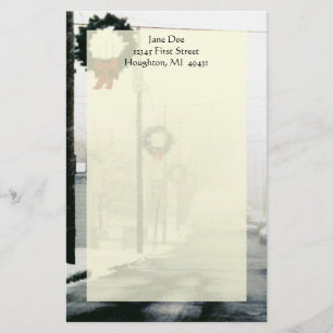 北の冬の通りのリースの雪の文房具の上 便箋