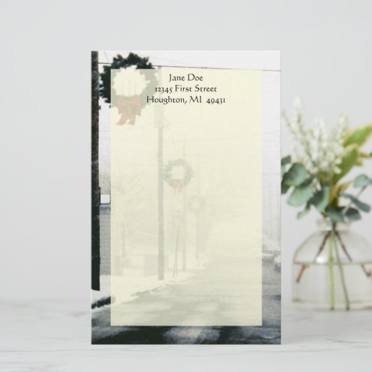 北の冬の通りのリースの雪の文房具の上 便箋 (スタンド正面)