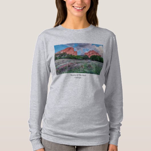 北の南門の岩の神のシャツの庭 Tシャツ (正面)