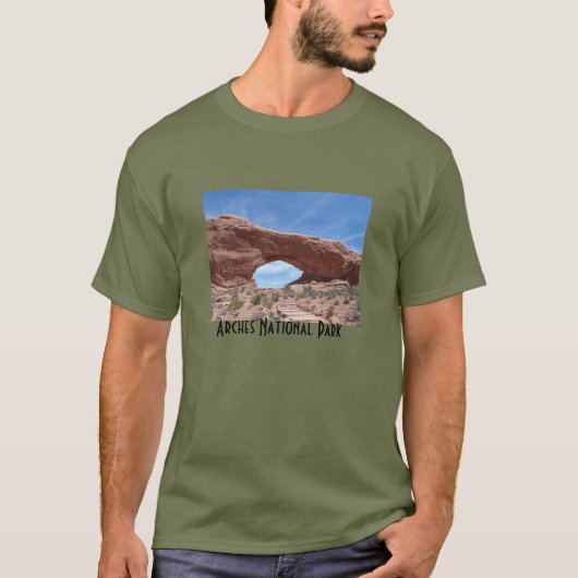 北の窓は国立公園をアーチ形にします Tシャツ (正面)