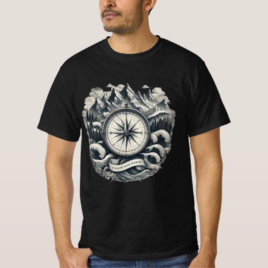 北を指すコンパス冒険Tシャツ グラフィック Tシャツ (正面)