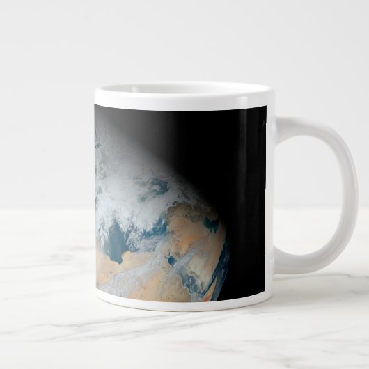 北アフリカと南西ヨーロッパを示す地球 ジャンボコーヒーマグカップ (右)