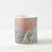 北アフリカのアルジェリアのサハラ砂漠。 コーヒーマグカップ (中央)